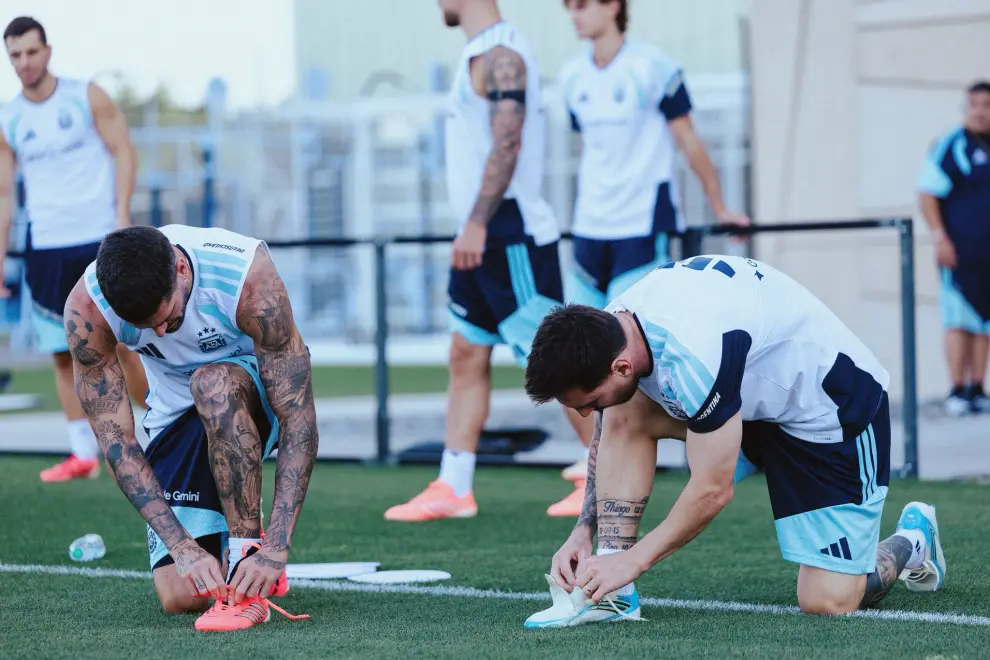 Rodrigo De Paul y Lionel Messi atándose los botines en el entrenamiento de la Selección en Kansas.
