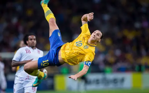 Zlatan Ibrahimovic ensaya una pirueta durante su etapa en la Selección de Suecia.