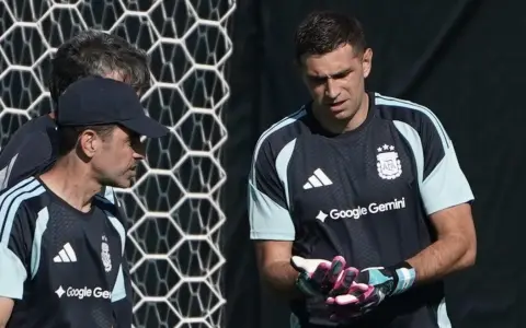 El Dibu Martínez en otro entrenamiento especial para llegar al debut ante Argelia del próximo martes.