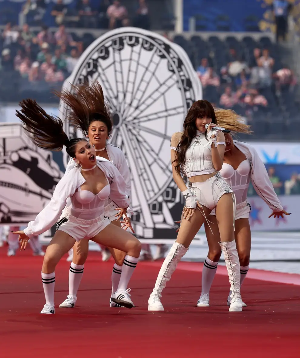 La artista tailandesa Lisa, presente entre las estrellas de la ceremonia inaugural de la Copa del Mundo en Los Ángeles.
