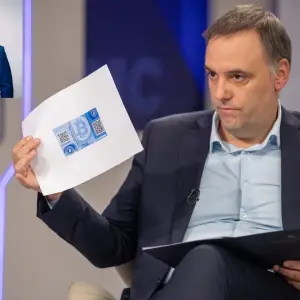 Todas las inconsistencias del "pendrive" con Bitcoin de Manuel Adorni, al desnudo