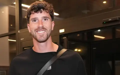 Marcos Senesi al momento de arribar a Kansas, para sumarse como refuerzo de emergencia de Scaloni a la Selección argentina para el Mundial.
