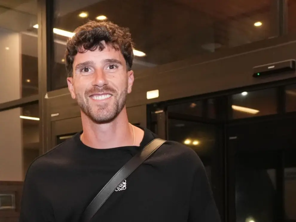 Marcos Senesi al momento de arribar a Kansas, para sumarse como refuerzo de emergencia de Scaloni a la Selección argentina para el Mundial.