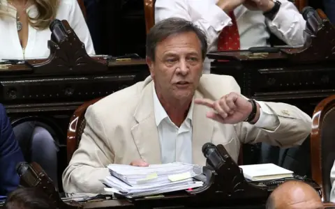 Oscar Zago contra Adorni.