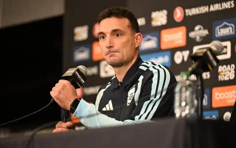Lionel Scaloni y sus reservas sobre el esquema defensivo para el debut con Argelia.