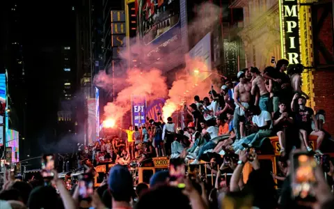 Graves y salvajes incidentes en Nueva York durante el festejo por el campeonato histórico de los Knicks.