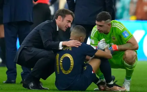 Kylian Mbappé, consolado por Dibu Martínez y el presidente de Francia Emmanuel Macron, tras perder la final del Mundo con Argentina en Qatar 2022.
