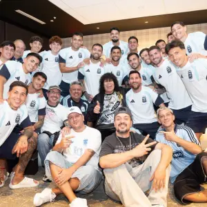 Messi cantó, revoleó una camiseta y se volvió viral: toda la intimidad de la noche mágica de La Mona Jiménez con la Selección