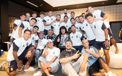 La Mona Jiménez junto al plantel de la Selección argentina en Kansas City.