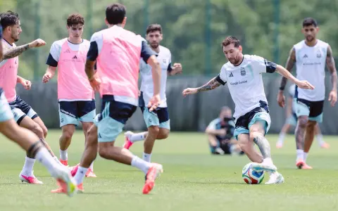 Lionel Messi lidera un ataque durante el entrenamiento en Kansas.