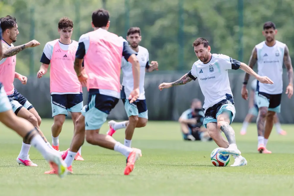 Lionel Messi lidera un ataque durante el entrenamiento en Kansas.