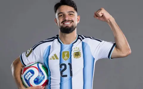 José López compartió fotos de su infancia con la camiseta argentina