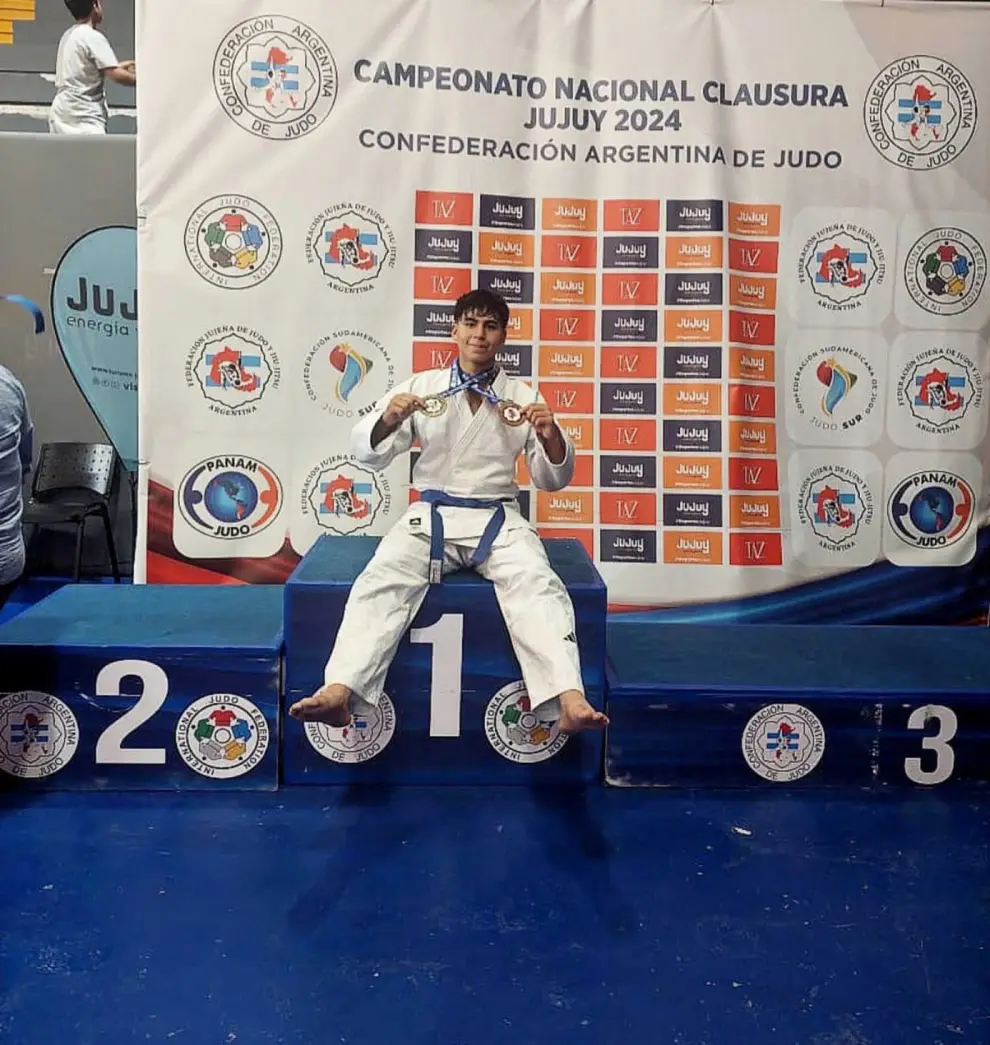 Maxi mostrando su medalla de campeón nacional en 2024