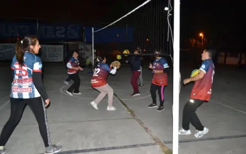 El equipo de San Francisco Newcom en pleno entrenamiento en el playón del barrio.