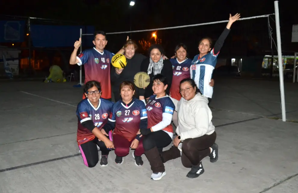 El equipo de San Francisco Newcom junto a la entrenadora Cruz