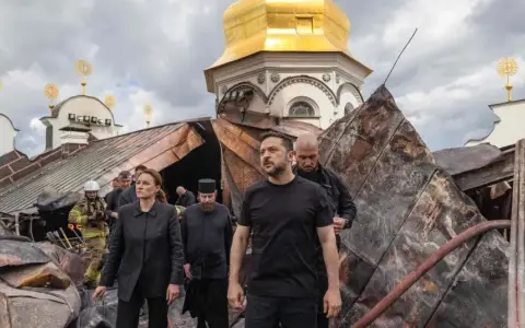 Zelenski inspecciona ataque ruso a Ucrania (Foto: AFP)