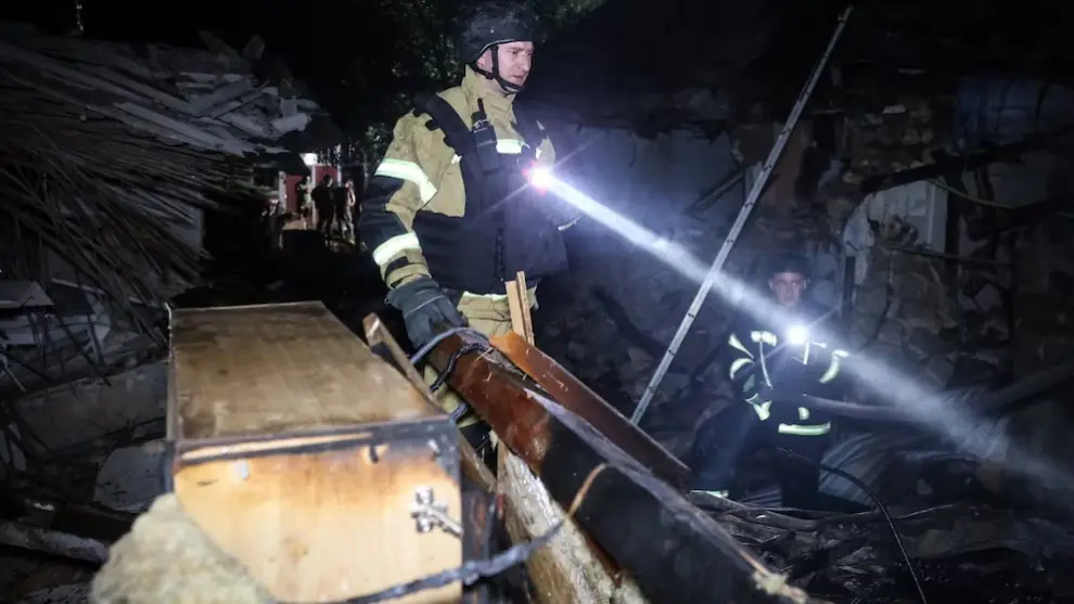Los bomberos trabajan en el Museo de Arte de Kharkiv (REUTERS)