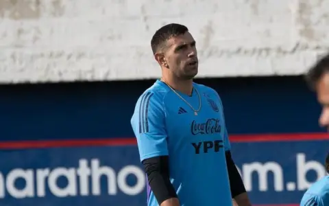 El Dibu Martínez, listo para el debut ante Argelia.