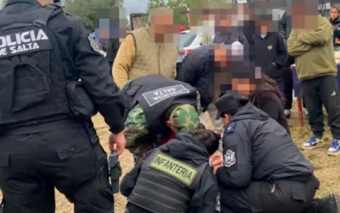 Policías auxiliaron a un bebé en Las Lajitas.