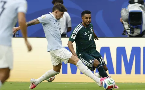 Federico Valverde, de Uruguay, intenta neutralizar a Salem Al-Dawsari, de Arabia Saudita, en choque de capitanes.