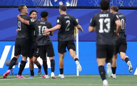 Nueva Zelanda abrió la cuenta ante Irán con un golazo de Elijah Just.