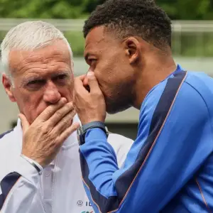 Antes de enfrentarla, Didier Deschamps le "echó sal" a España