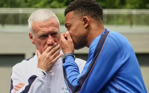 Kylian Mbappé secretea con el DT de Francia Didier Deschamps, en la víspera del debut de les blues con Senegal por el Mundial 2026.