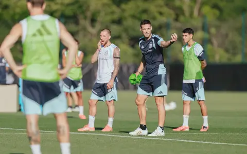 Lionel Scaloni da indicaciones en el entrenamiento de la Selección argentina.