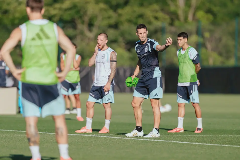 Lionel Scaloni da indicaciones en el entrenamiento de la Selección argentina previo al esperado debut en el Mundial, en Kansas, ante Argelia.
