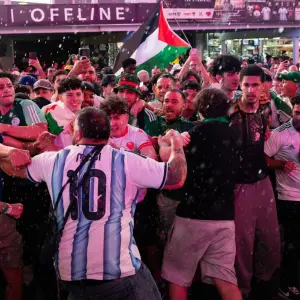 Batalla campal entre hinchas de Argentina y Argelia en Times Square antes del debut 