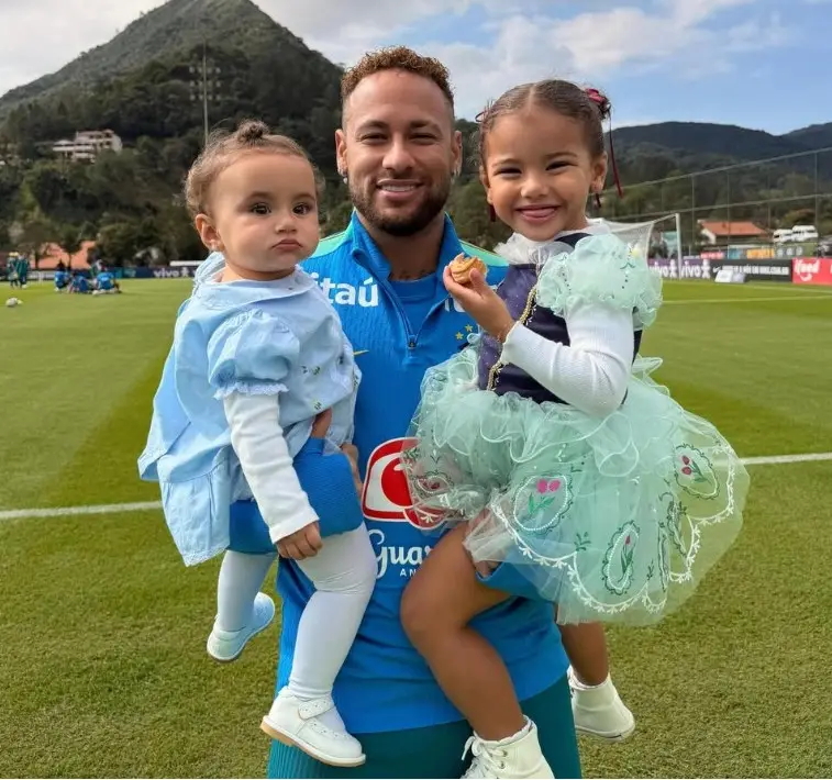 Neymar con dos de sus hijas