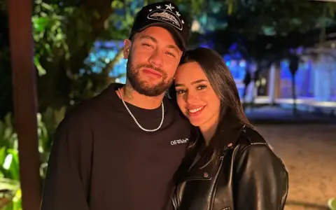 Neymar  junto a su mujer Bruna Biancardi. 