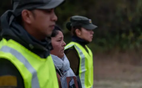 Maríana Aranda, en su llegada a Salta escoltada por efectivos de Gendarmería. 