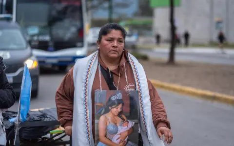 Maríana Aranda llegando a Salta con su carrito a cuestas