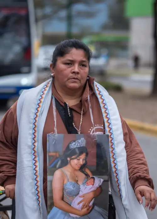 Maríana Aranda llegando a Salta con su carrito a cuestas