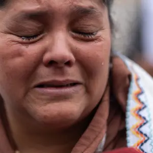 "Esto recién empieza, las madres no estamos para enterrar hijos", exclamó Mariana al llegar desde Mosconi para pedir justicia por su hija y su nieta