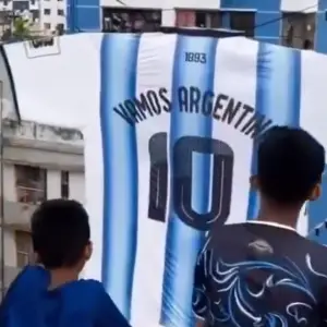 A más de 17 mil kilómetros de la Argentina, confeccionaron una camiseta gigante para alentar a la Selección en el Mundial 2026