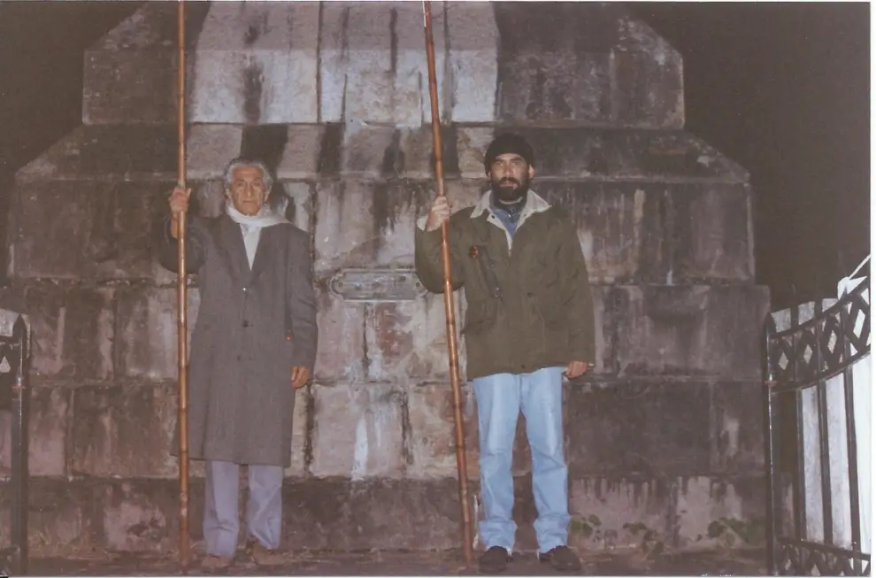En la Guardia, lanza en mano José Fadel y Ramón Hosracio Cortez (h) 1999