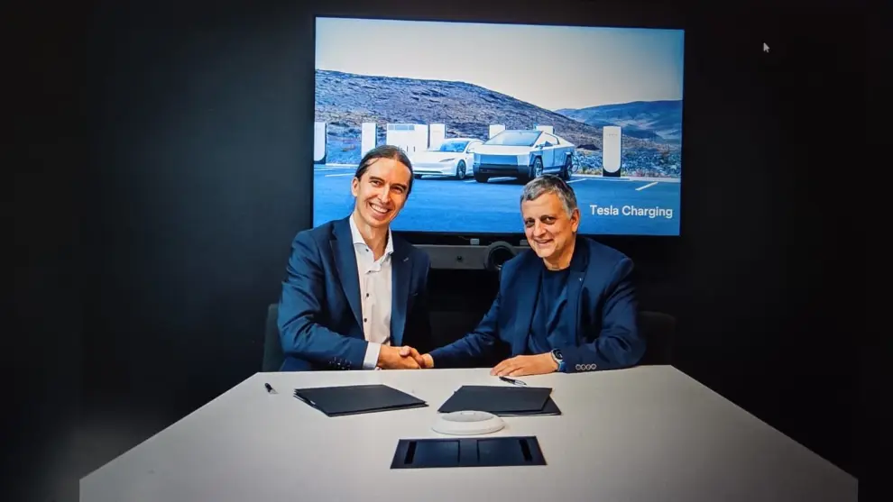 El presidente de YPF en oficinas de TESLA.