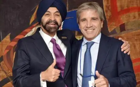 El presidente del Banco Mundial, Ajay Banga, y el ministro de Economía, Luis Caputo, en un encuentro en Washington.
