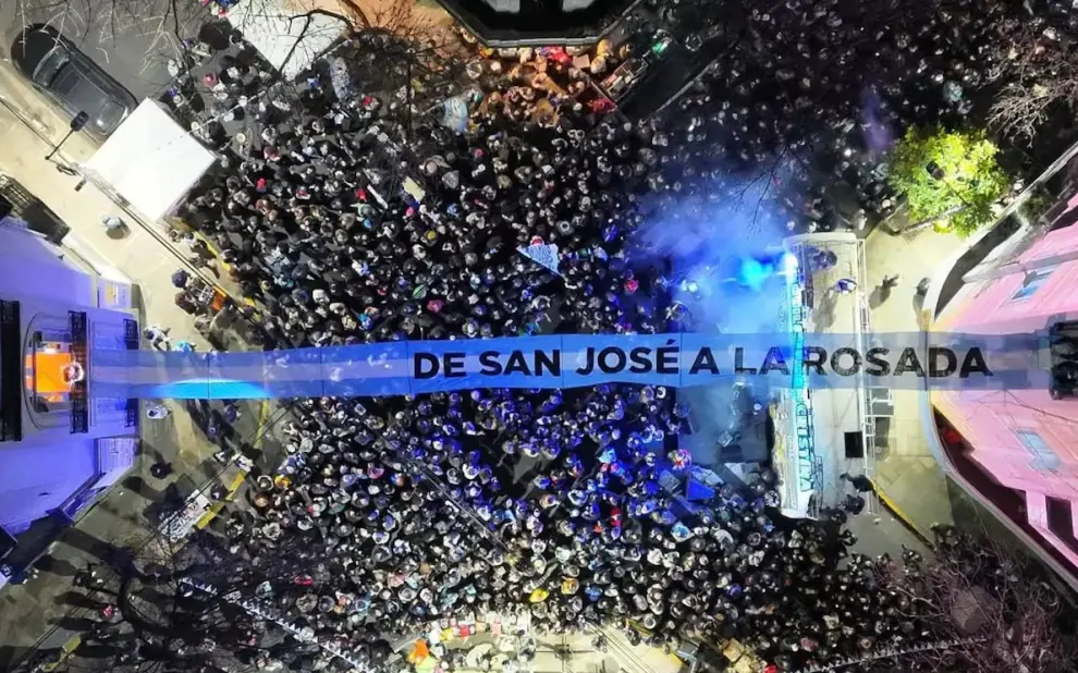 Imagen de la bandera colgada en el balcón de San José 1111, que originó la advertencia.