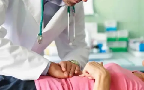 Otro caso médico donde investigan presunto abandono de persona.