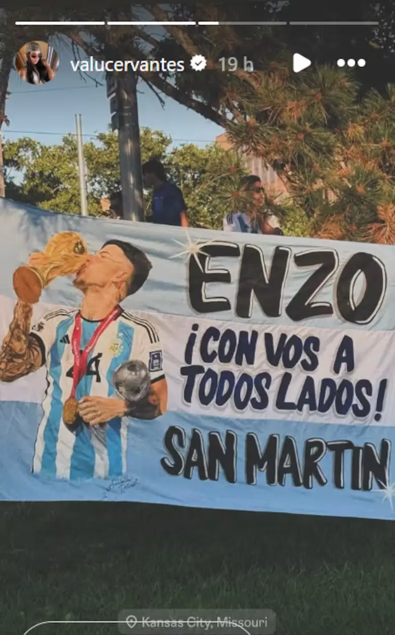 El apoyo de la familia de Enzo Fernández en el banderazo.