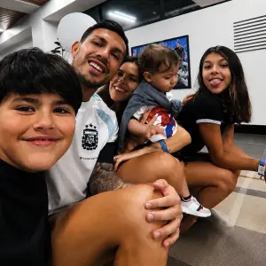 Entre abrazos, banderas y mensajes de amor: así vivieron las familias de la Scaloneta el debut ante Argelia