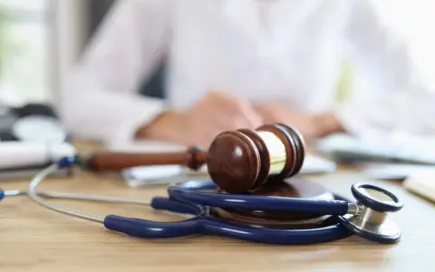 Otro caso médico donde investigan presunto abandono de persona.