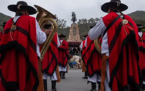 Salteños y delegaciones de todo el país se rindieron a los pies del monumento al General Güemes 