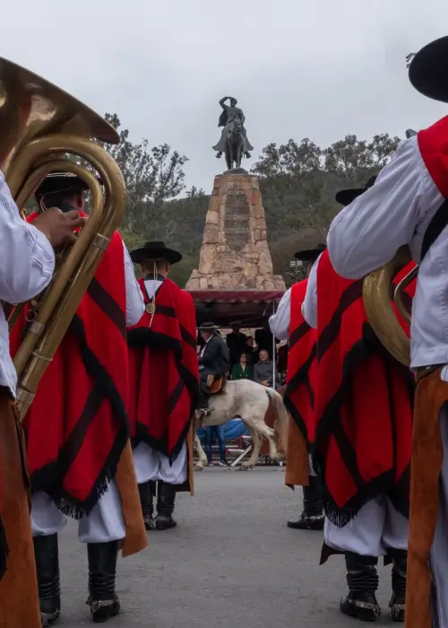 Salteños y delegaciones de todo el país se rindieron a los pies del monumento al General Güemes 