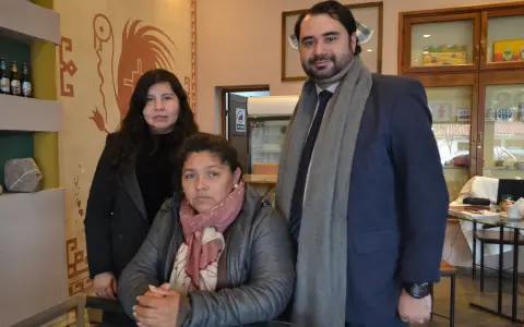 Mariana Aranda junto a sus abogados Pamela Cardozo y Emmanuel Cassin