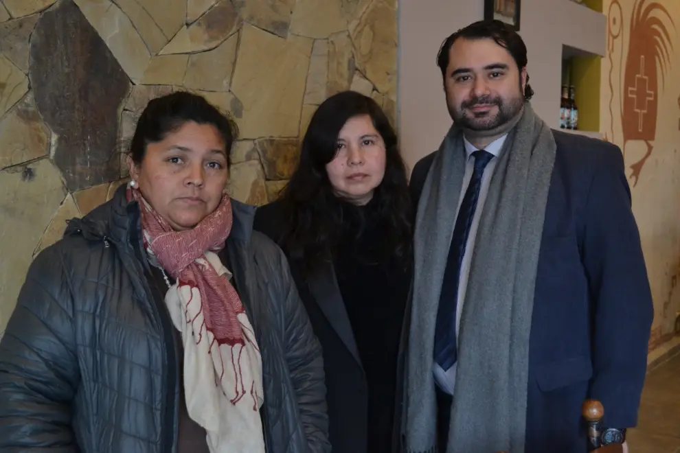 Mariana Aranda junto a sus abogados Pamela Cardozo y Emmanuel Cassin
