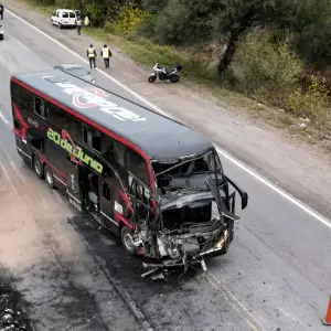 Un muerto y varios heridos tras el choque entre un micro de larga distancia y un camión en General Güemes